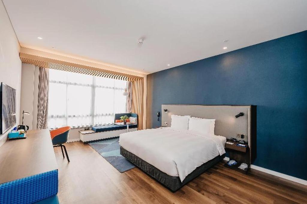 Holiday Inn Taizhou Cmc Экстерьер фото